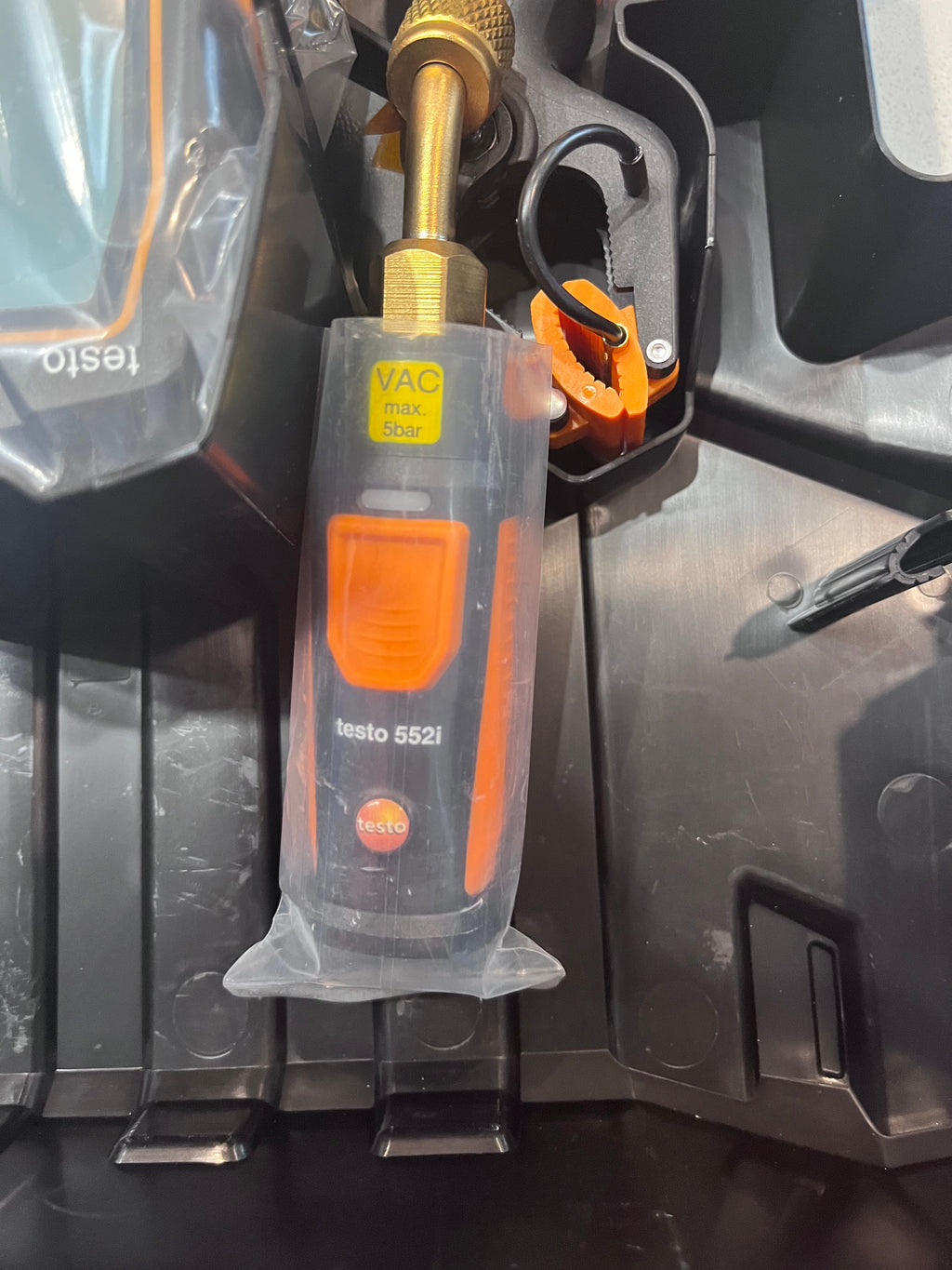 Open Box testo 550s AC Manifold Gauge Set - Manifold Gauges Hvac and Refrigeration - Incl. 2x testo 115i Pipe Clamp Thermometer, 1x testo 552i Micron
