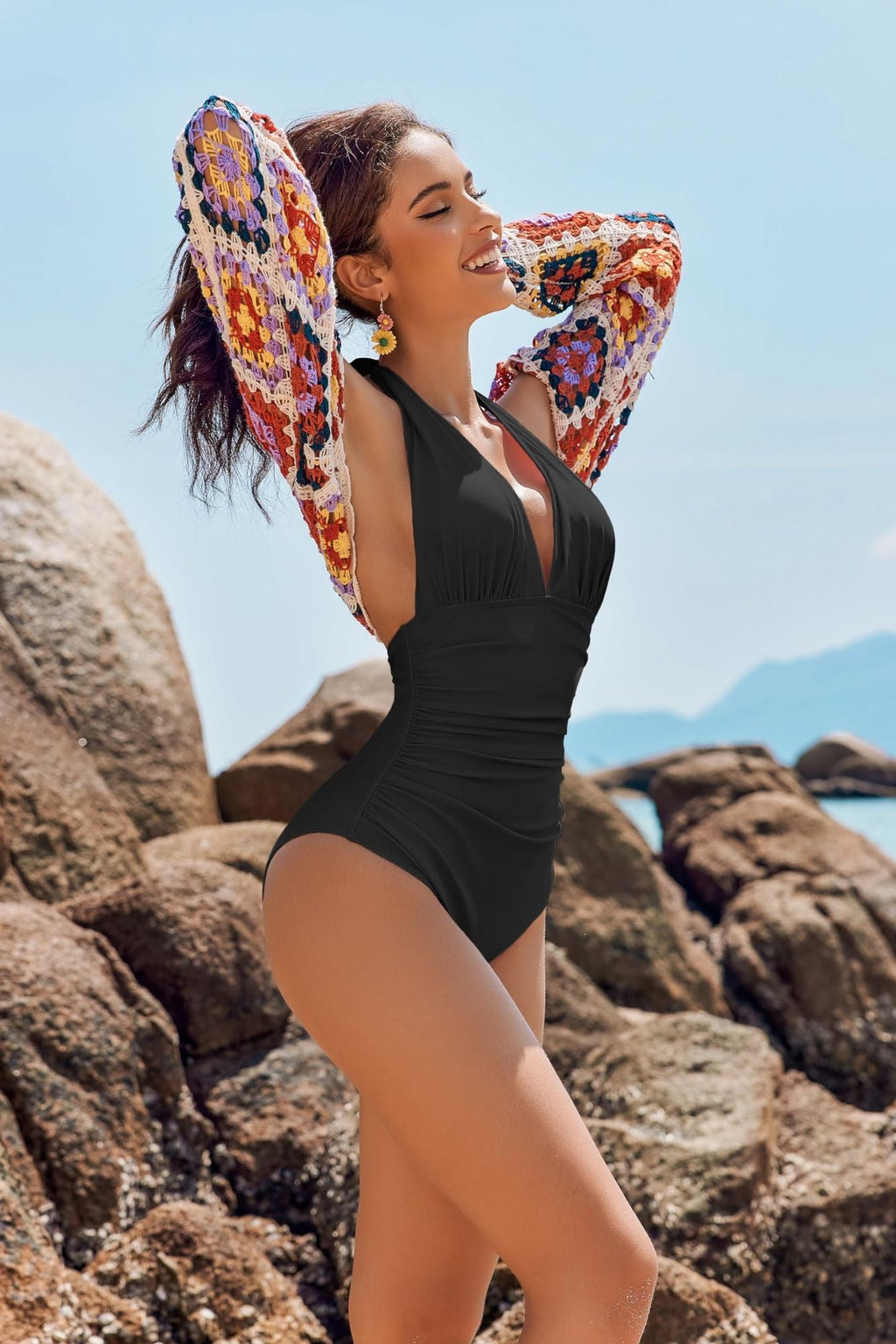 Minimally sophisticated V-neck swimsuit for women, with a one-piece small chest gathered to cover the belly  in hot springs for vacation